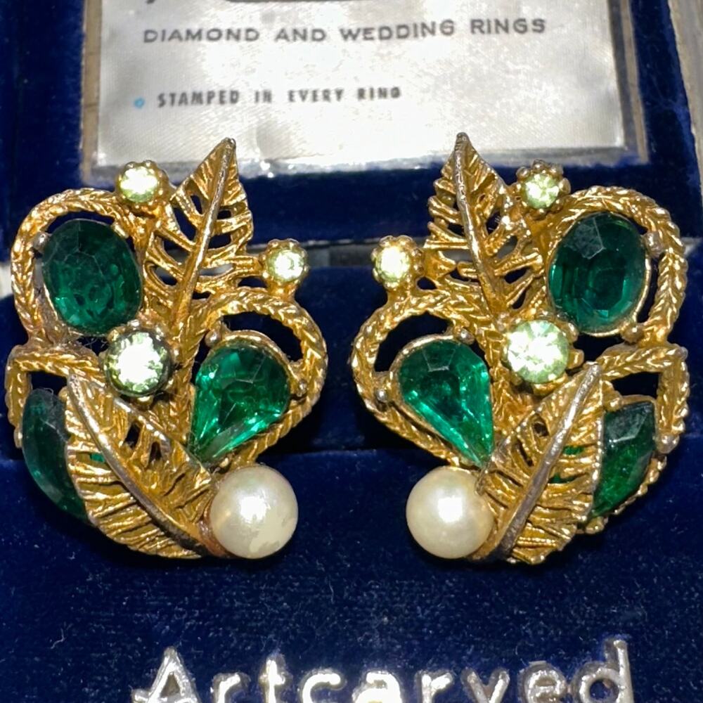 ART vintage gold tone emerald green uranium glass rhinestones clip on earrings - Picture 4 of 8